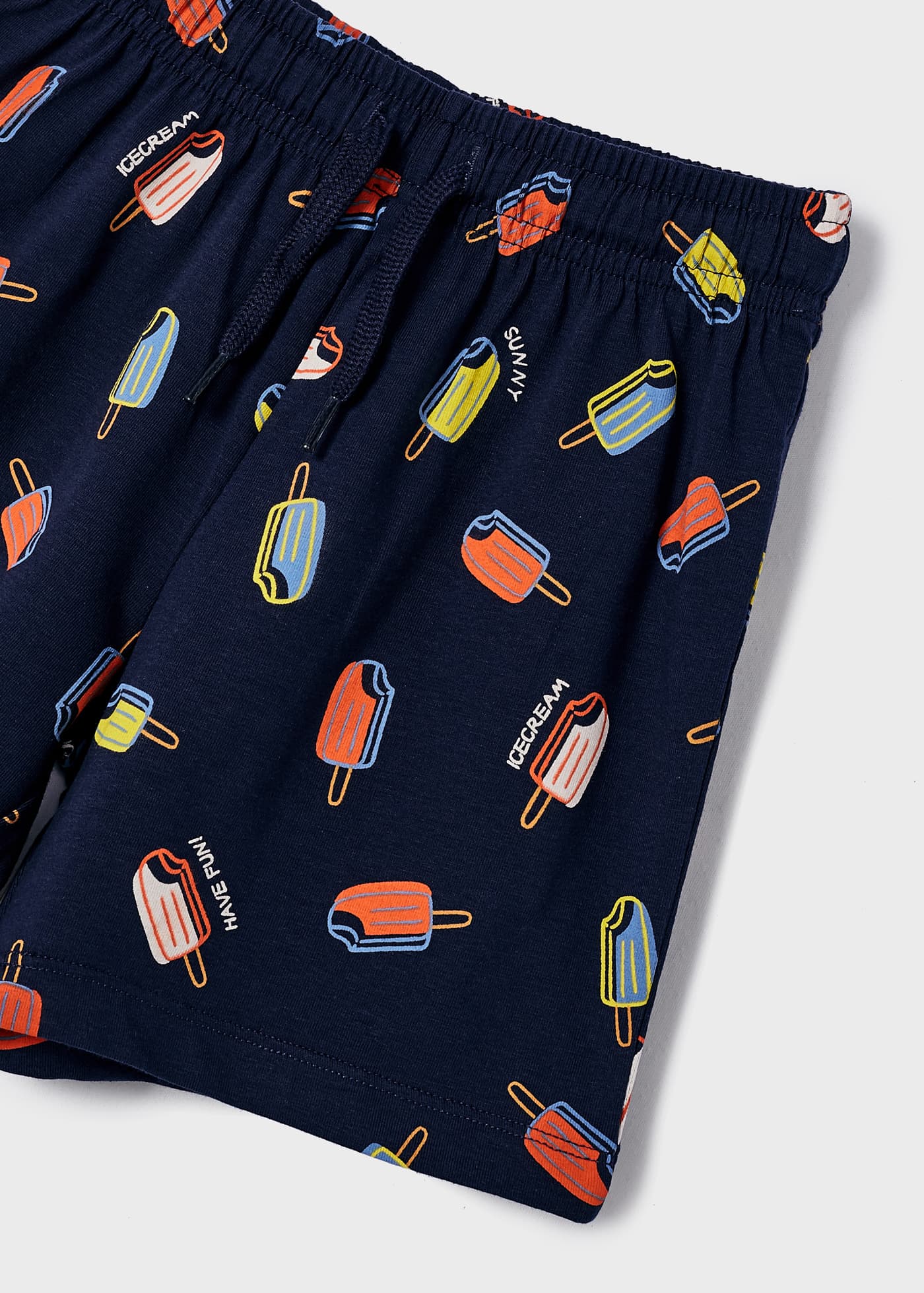 Conjunto de duas peças para meninos, confeccionado em algodão sustentável.