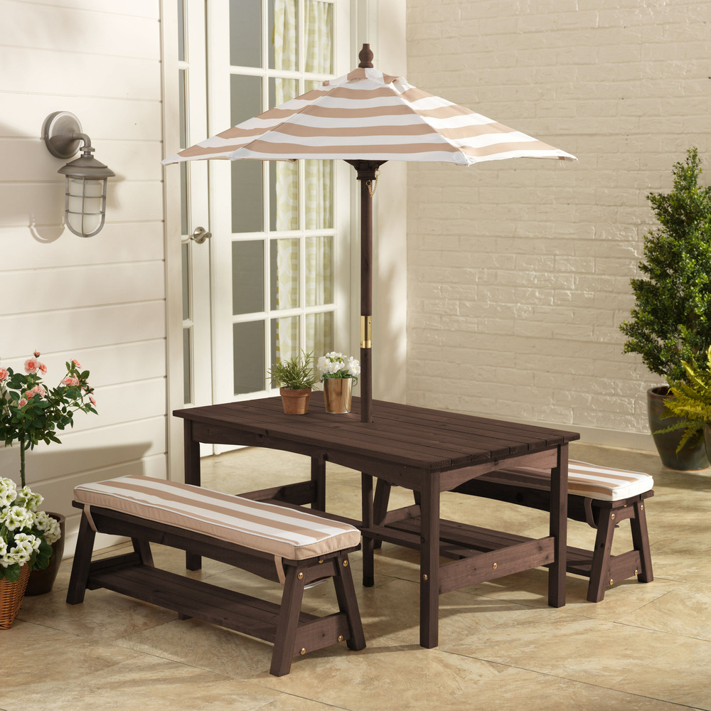 Table et bancs d'extérieur en bois avec coussins et parasol - rayures écru et blanches