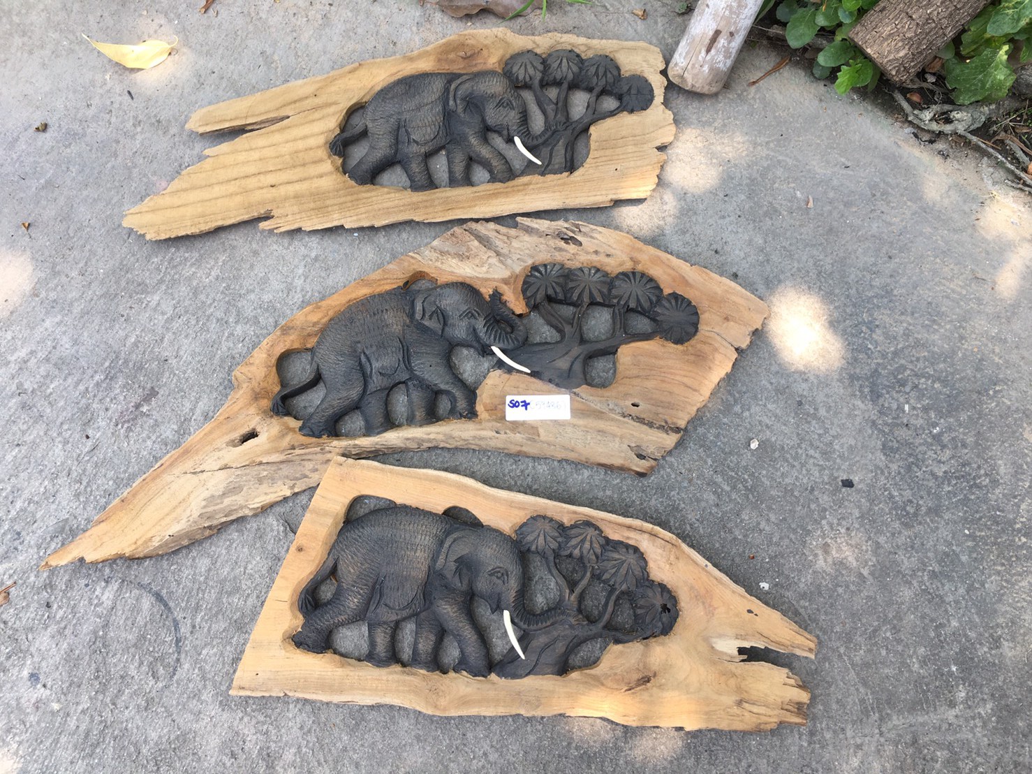 Schnitzrelief 'Elefant mit Baum', Teakholz, variable Maße von fischer's lagerhaus