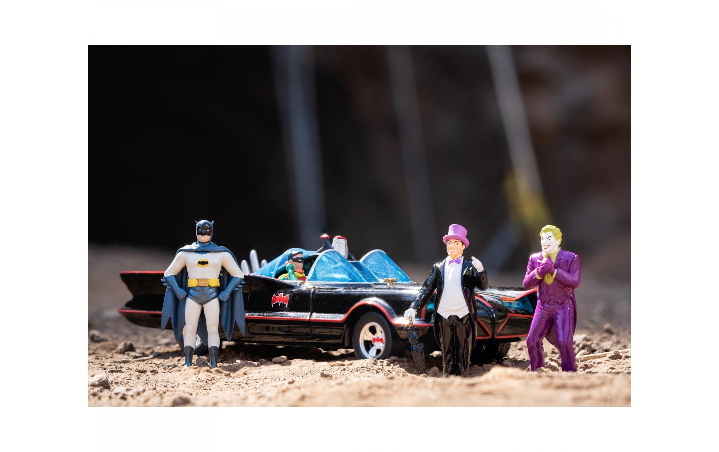 Batman 1966 HWR Deluxe Batmobile 1:24Ikonisches Batmobil Modellauto mit Figuren aus der Classic TV-Serie von 1966