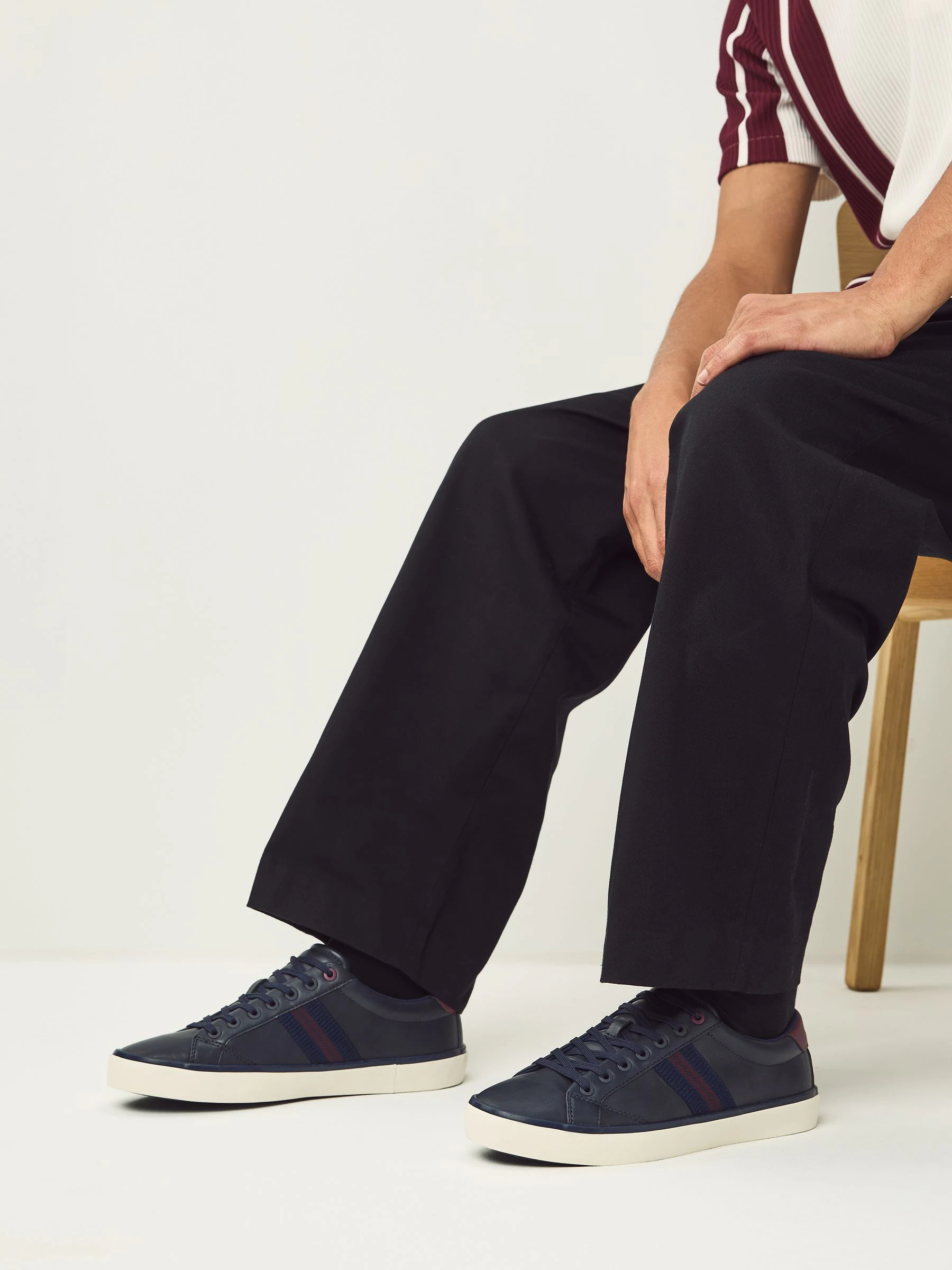 Marineblauw - Nette casual sneakers met zijstreep