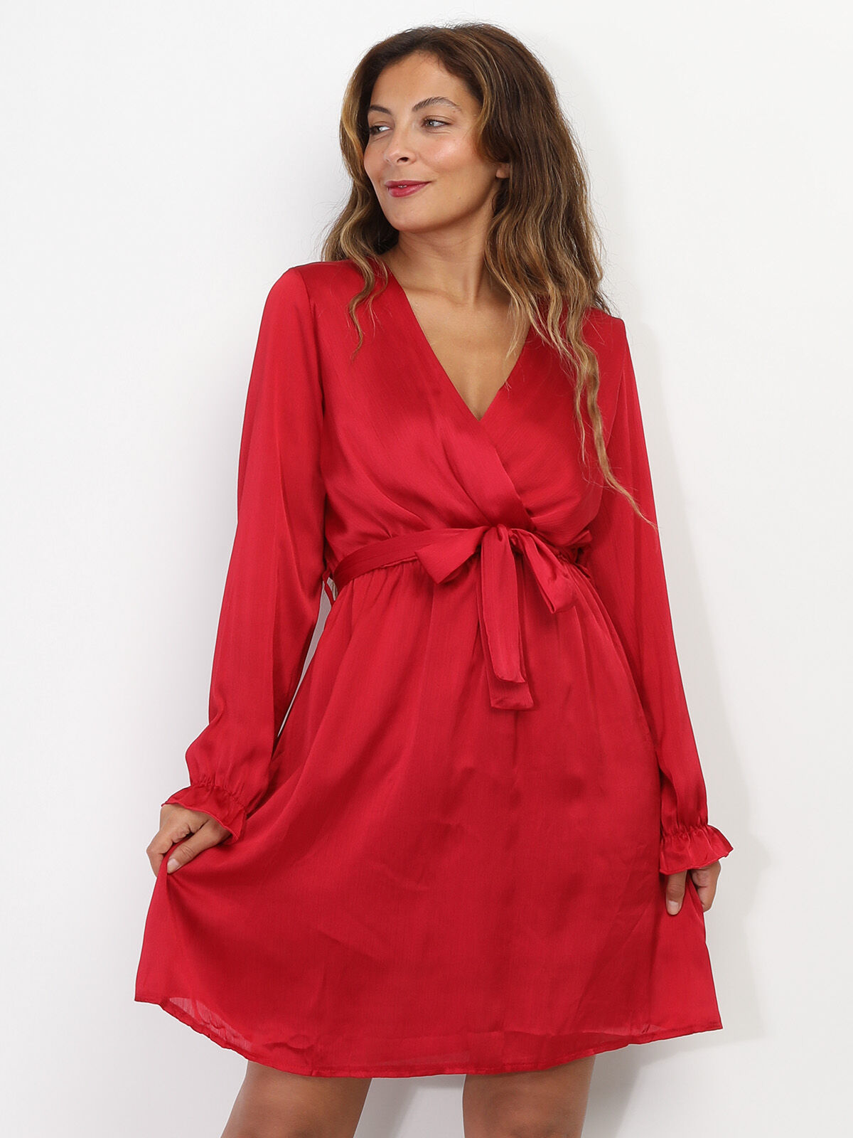 Robe cache-coeur satinée à ceinture- Rouge foncé