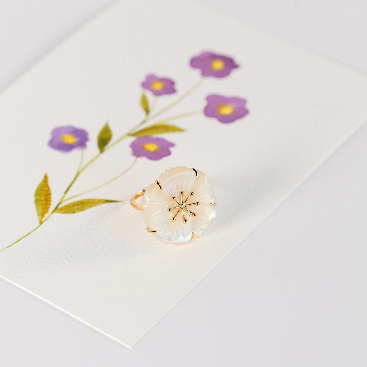 Bague or rose 375 fleur nacre et diamant
