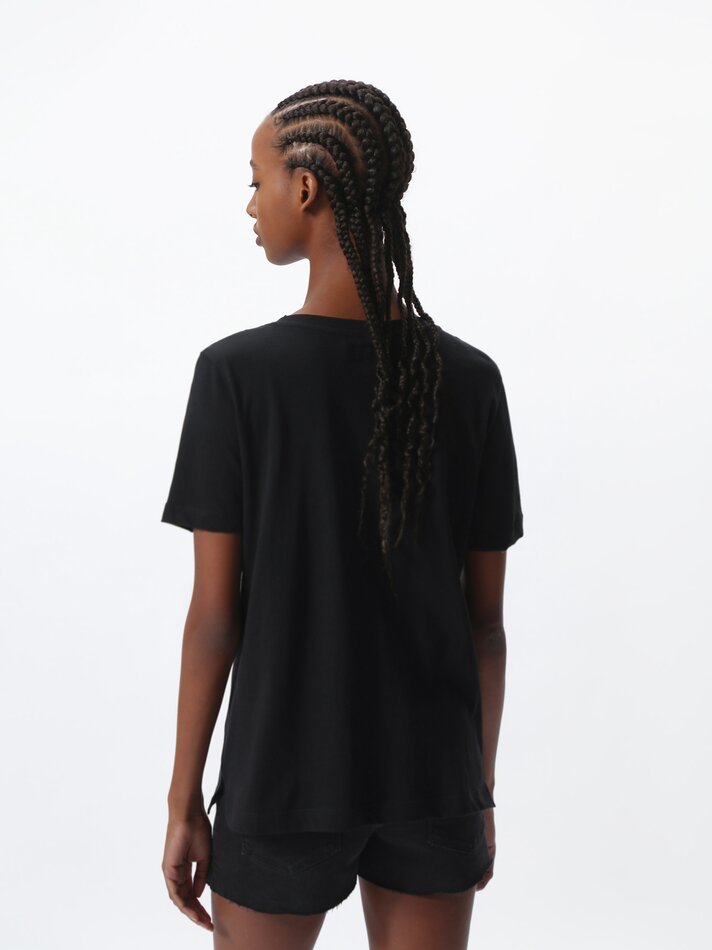 Camiseta básica com decote em V - Preta