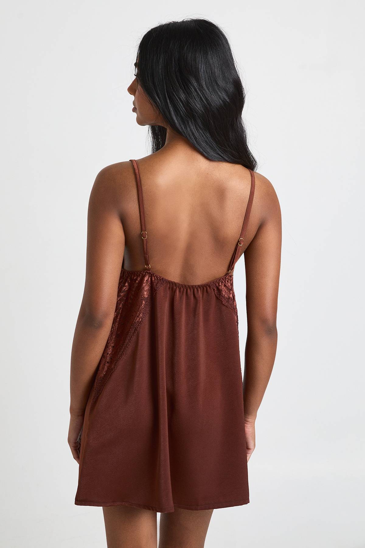 boohoo Nuisette En Satin Avec Détails En Dentelle Florale