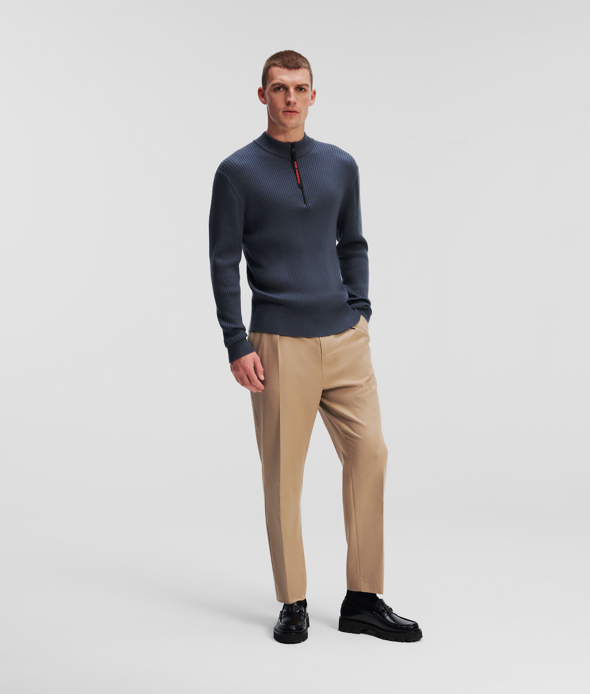 PANTALON AJUSTÉ DÉCONTRACTÉ