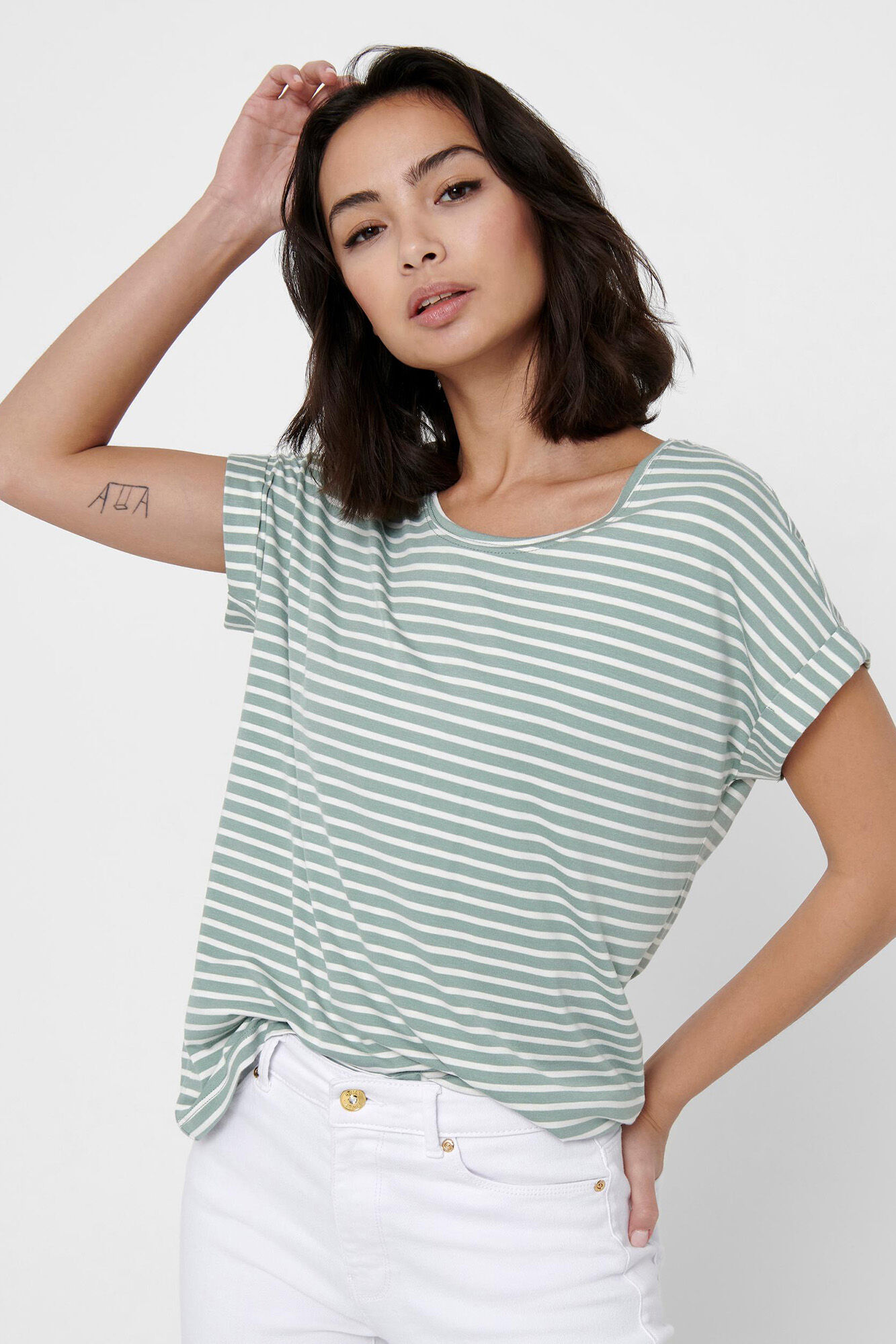 Camiseta listrada de manga curta com gola redonda