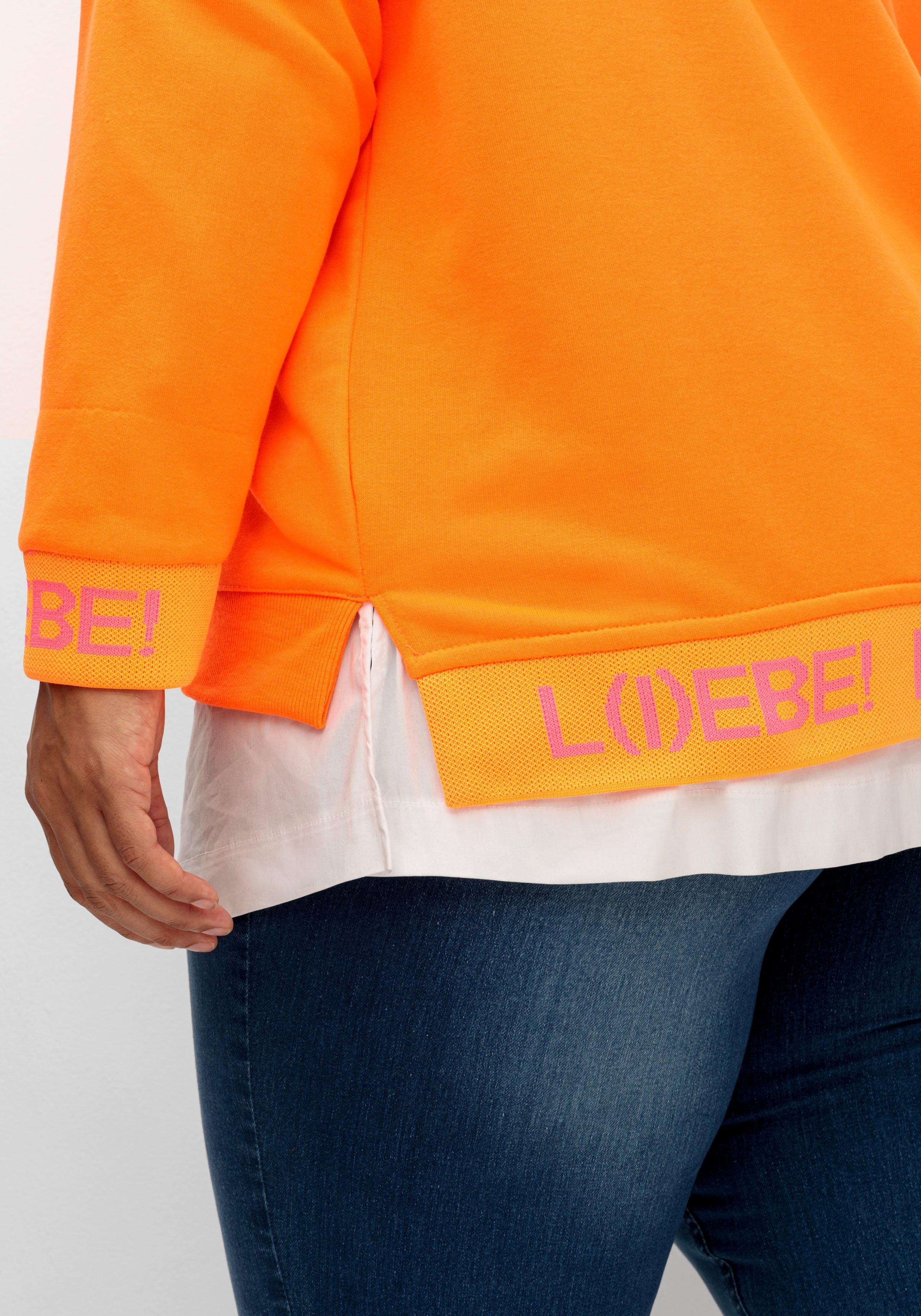 Sweatshirt mit Wordingprints und V-Ausschnitt