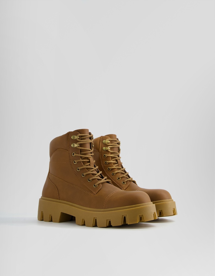 Botas de cano curto com cadarço e sola tratorada para homem