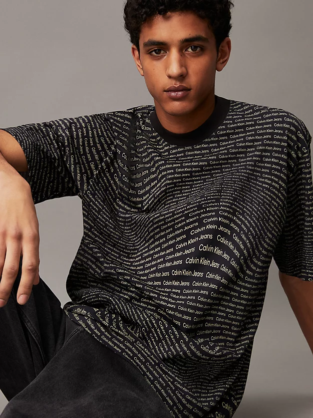 Camiseta de modelagem relaxada com logo estampado por toda a peça.
