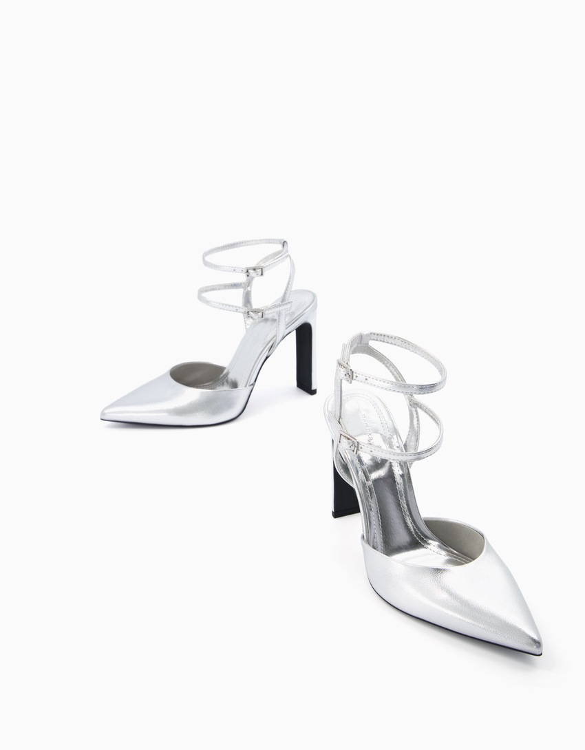 Sapatos de salto alto metalizados com tira no calcanhar