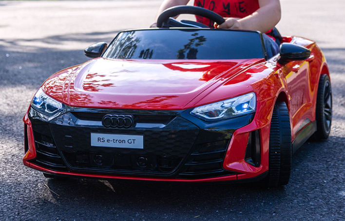 Azeno - Elbil - Audi E-Tron - Rød
