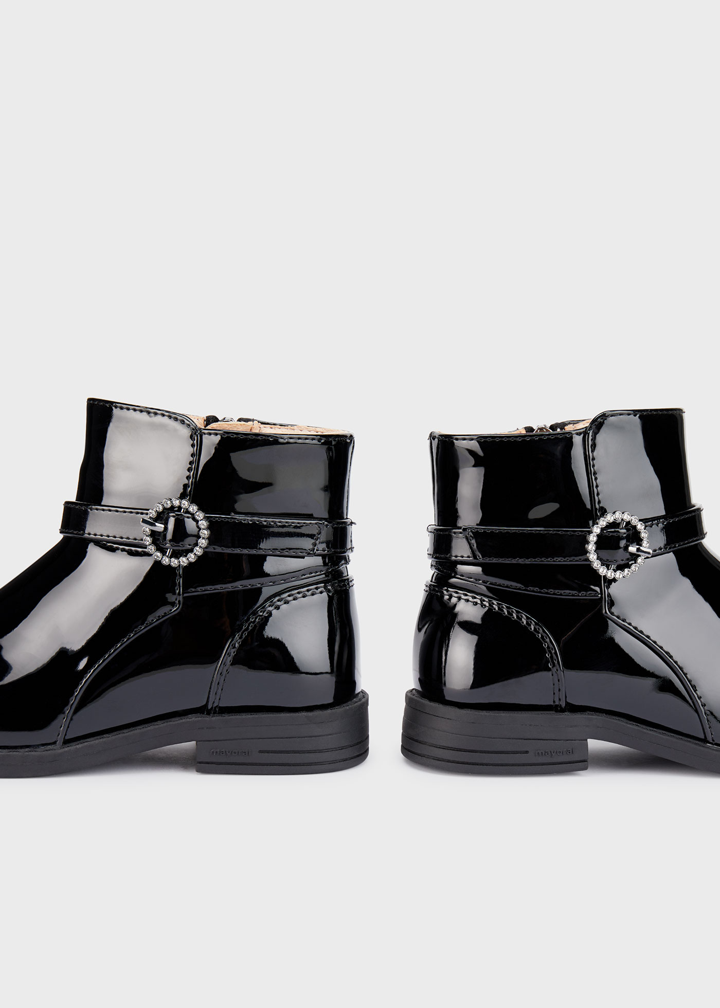 Botas de cano curto em verniz para meninas