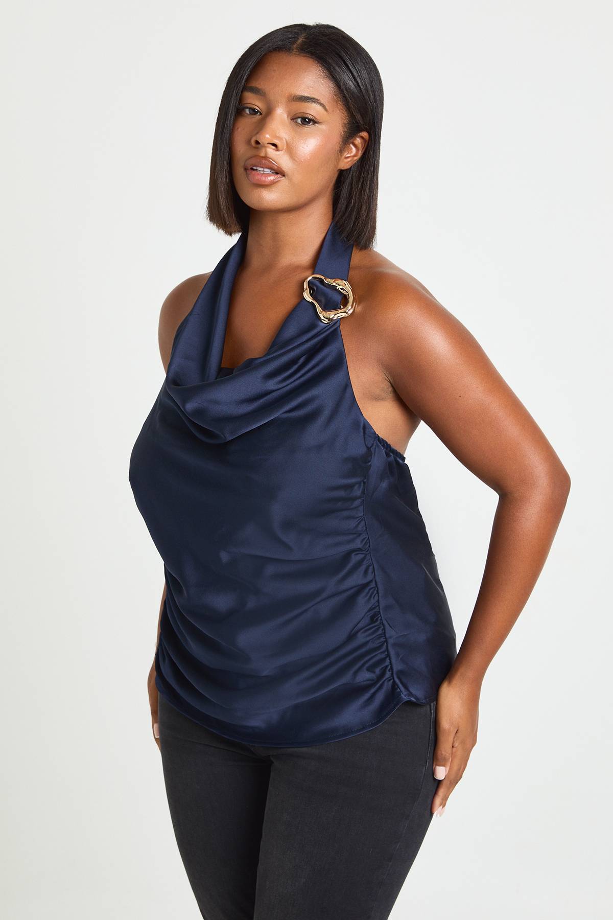 boohoo Top En Satin À Col Licou Avec Bordure Dorée Grande Taille