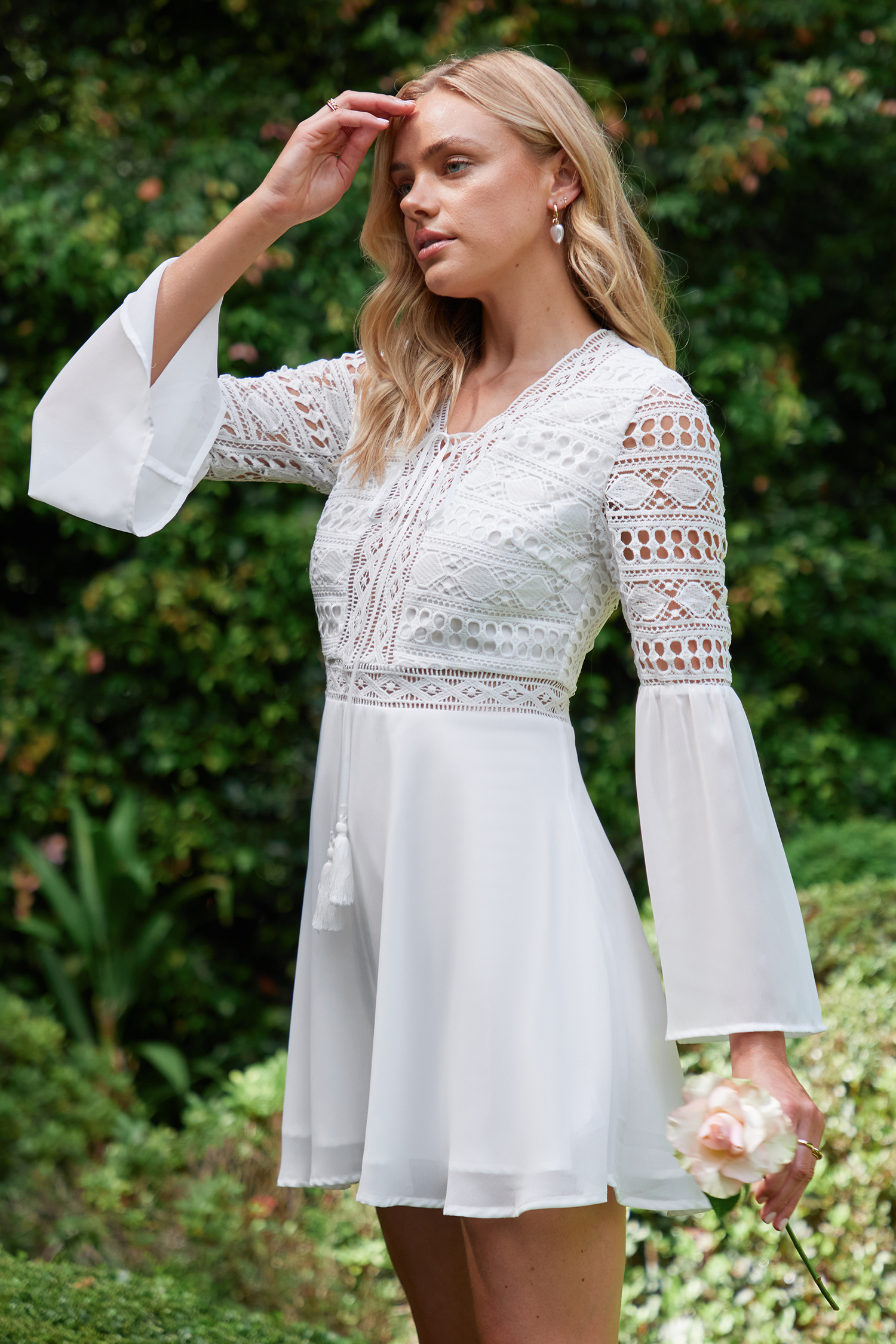 Robe mini à col en V et manches en cloche blanche