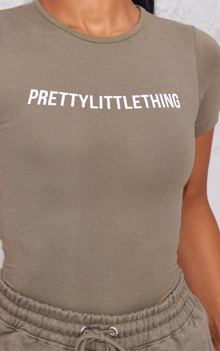 Sage Khaki Body À Manches Courtes Avec Logo Prettylittlething