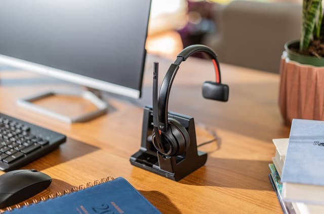 HP Poly Savi 8210 høretelefoner med base