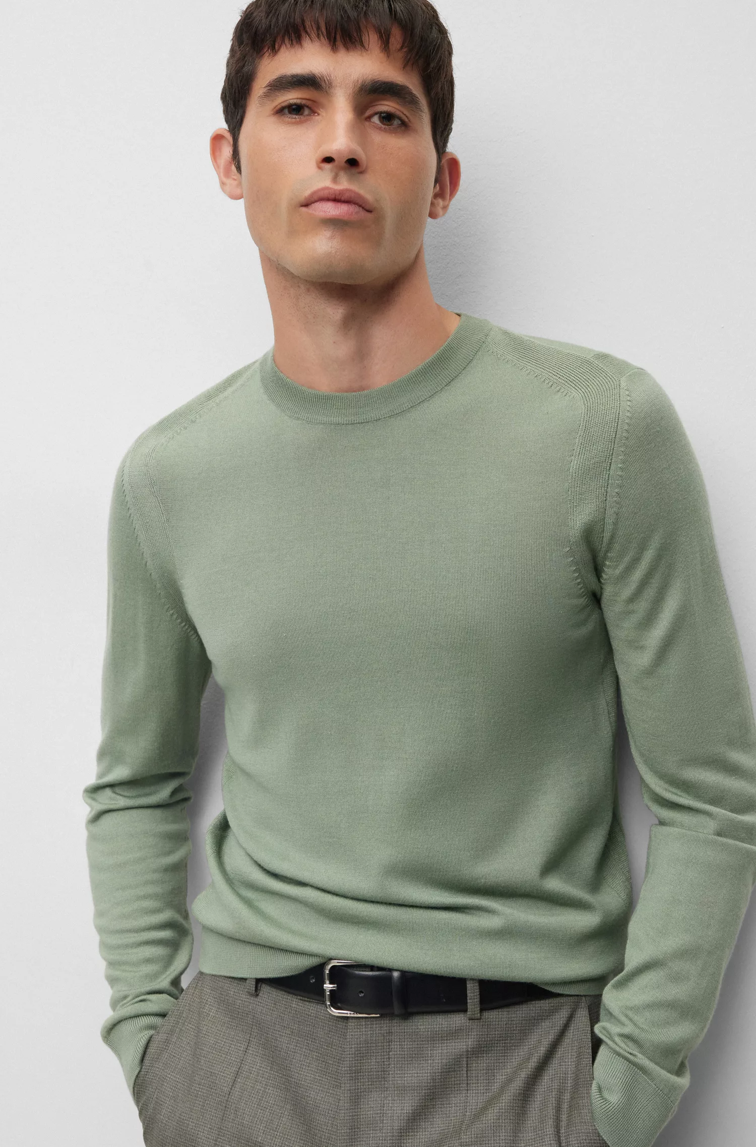 Suéter BOSS cor camelo, corte regular, em lã, seda e cashmere.
