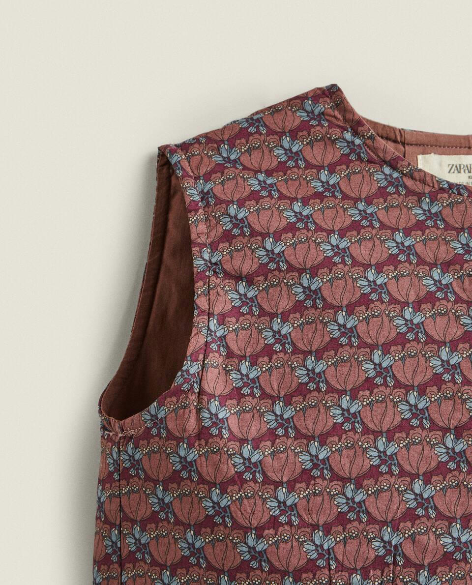 Colete infantil feito com tecido Liberty