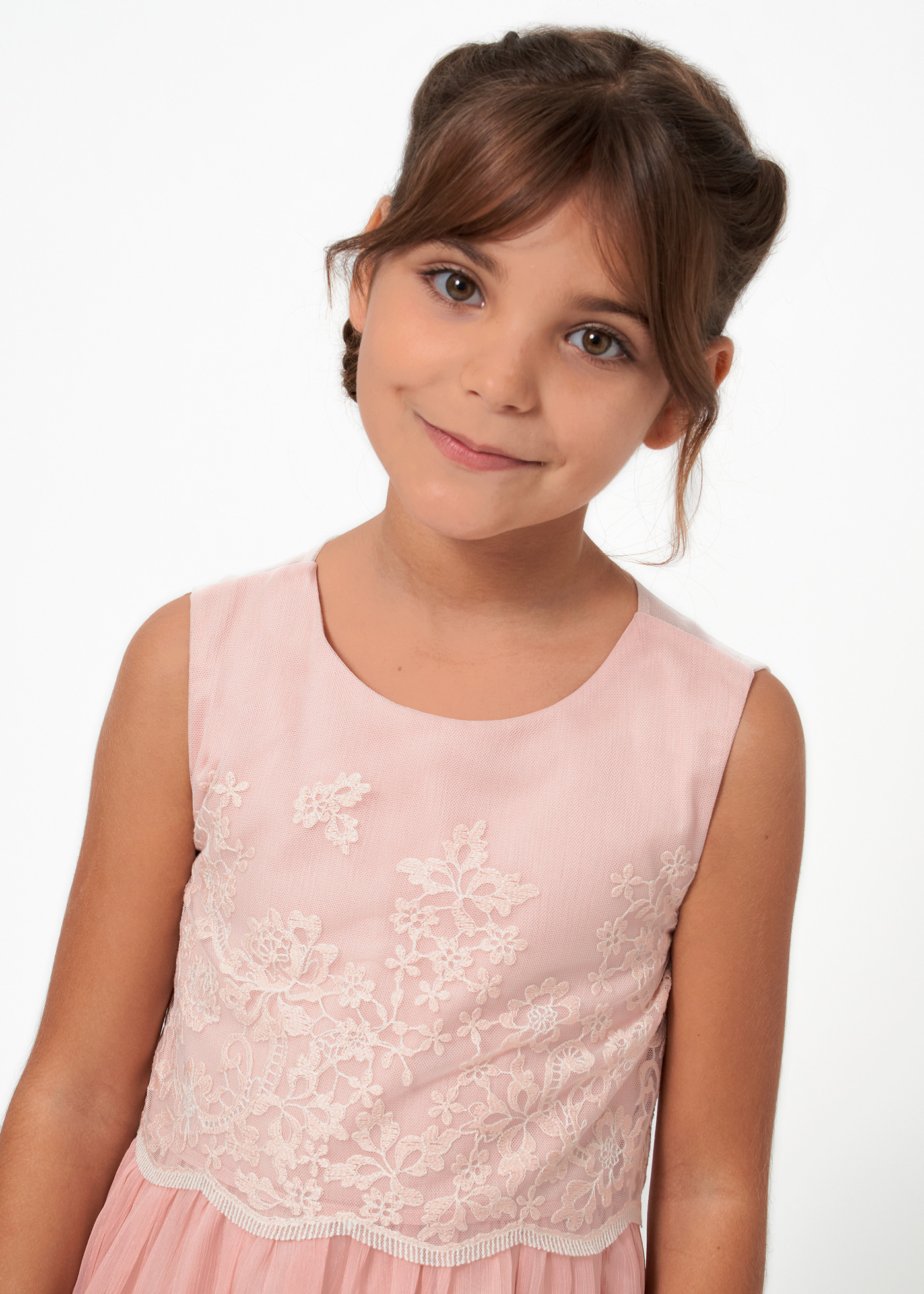 Vestido bordado, combinado com uma cor crua, para menina.