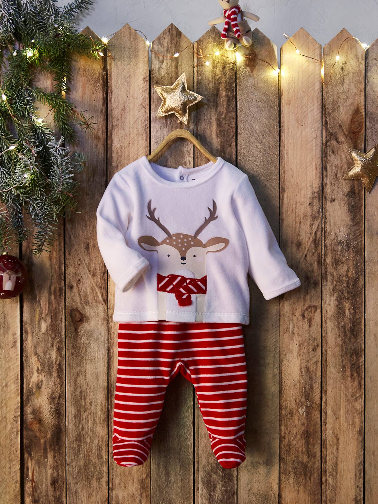 Pijama de veludo infantil de duas peças, branco claro, liso com estampas, estilo natalino.