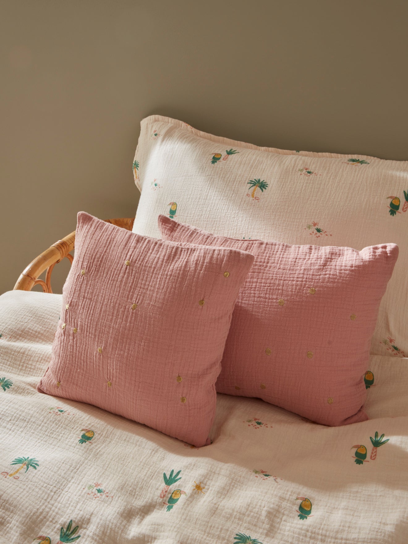 Coussin gaufré à pois brodés