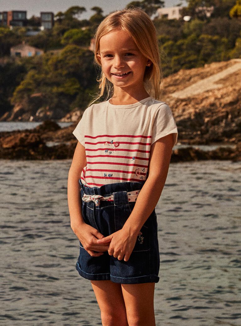 T-shirt écru à rayures rouges et fleurs