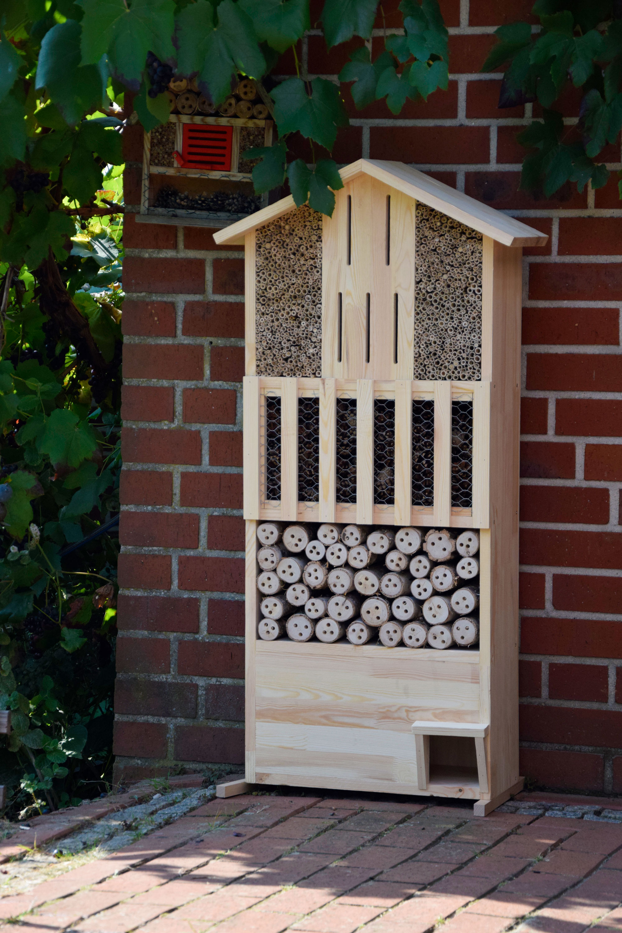 dobar XXL Insektenhotel-Wand mit Igelhaus