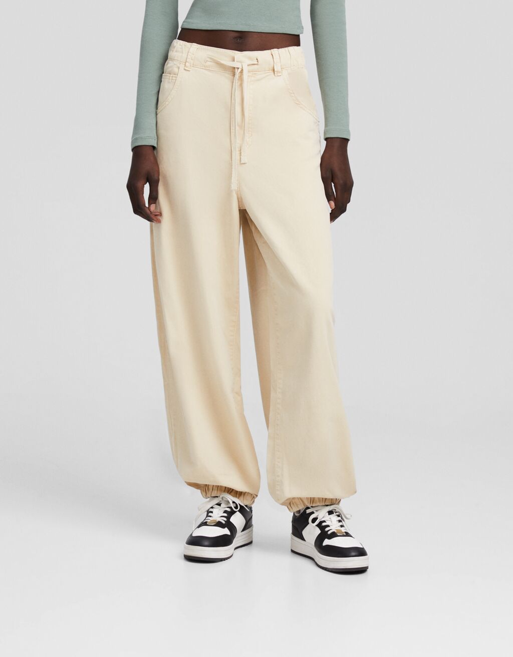 Calça jogger de algodão com cordão.