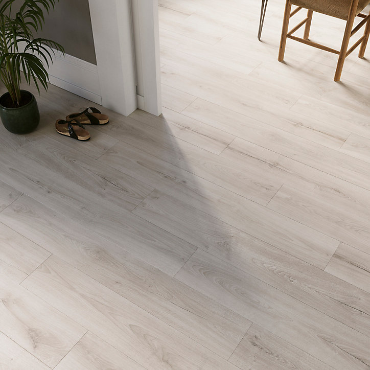 Sol stratifié clipsable Cleobury chêne blanc 10 mm compatible pièces humides