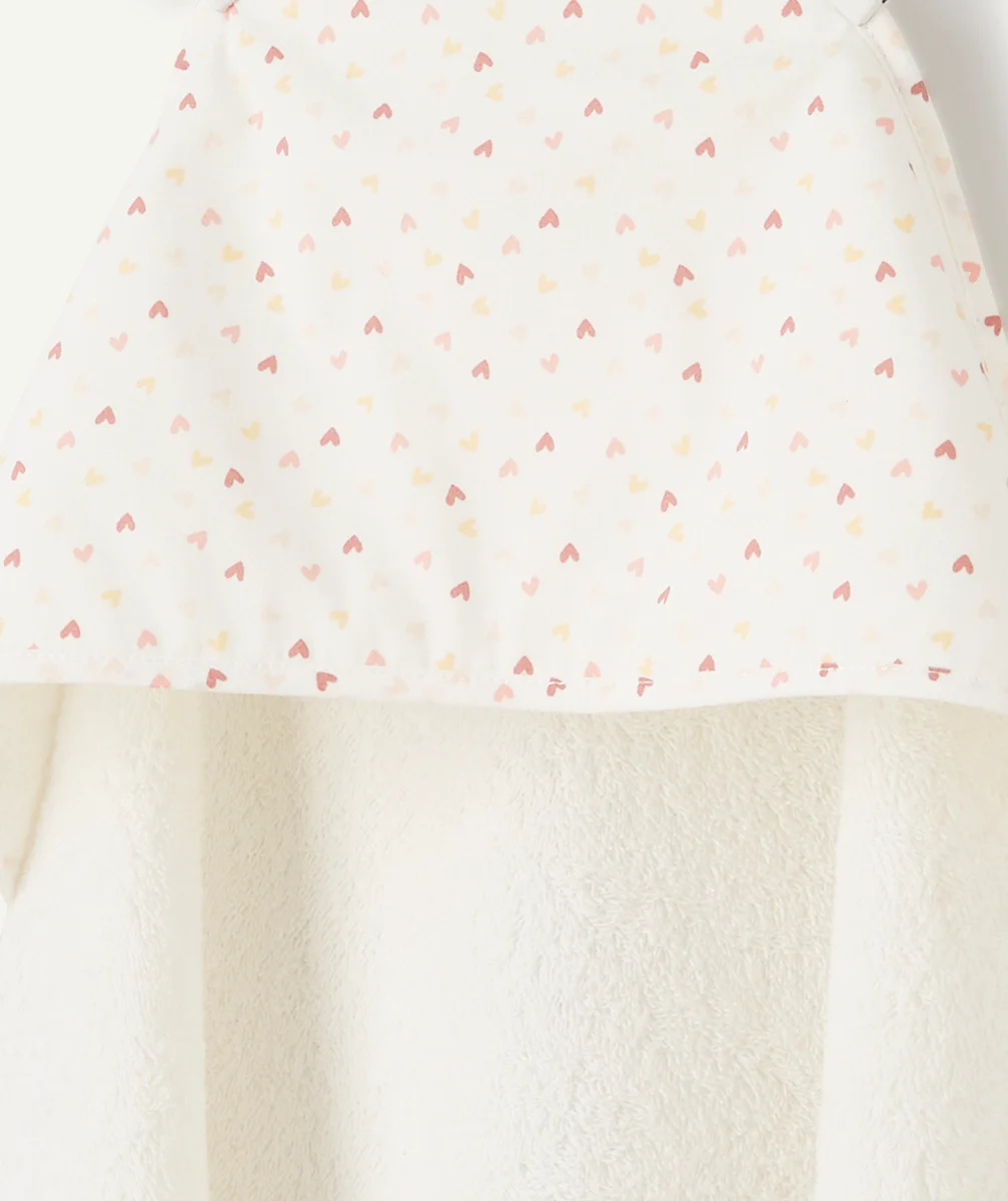 CAPE DE BAIN BÉBÉ BLANCHE ET IMPRIMÉE COEURS EN COTON BIOLOGIQUE