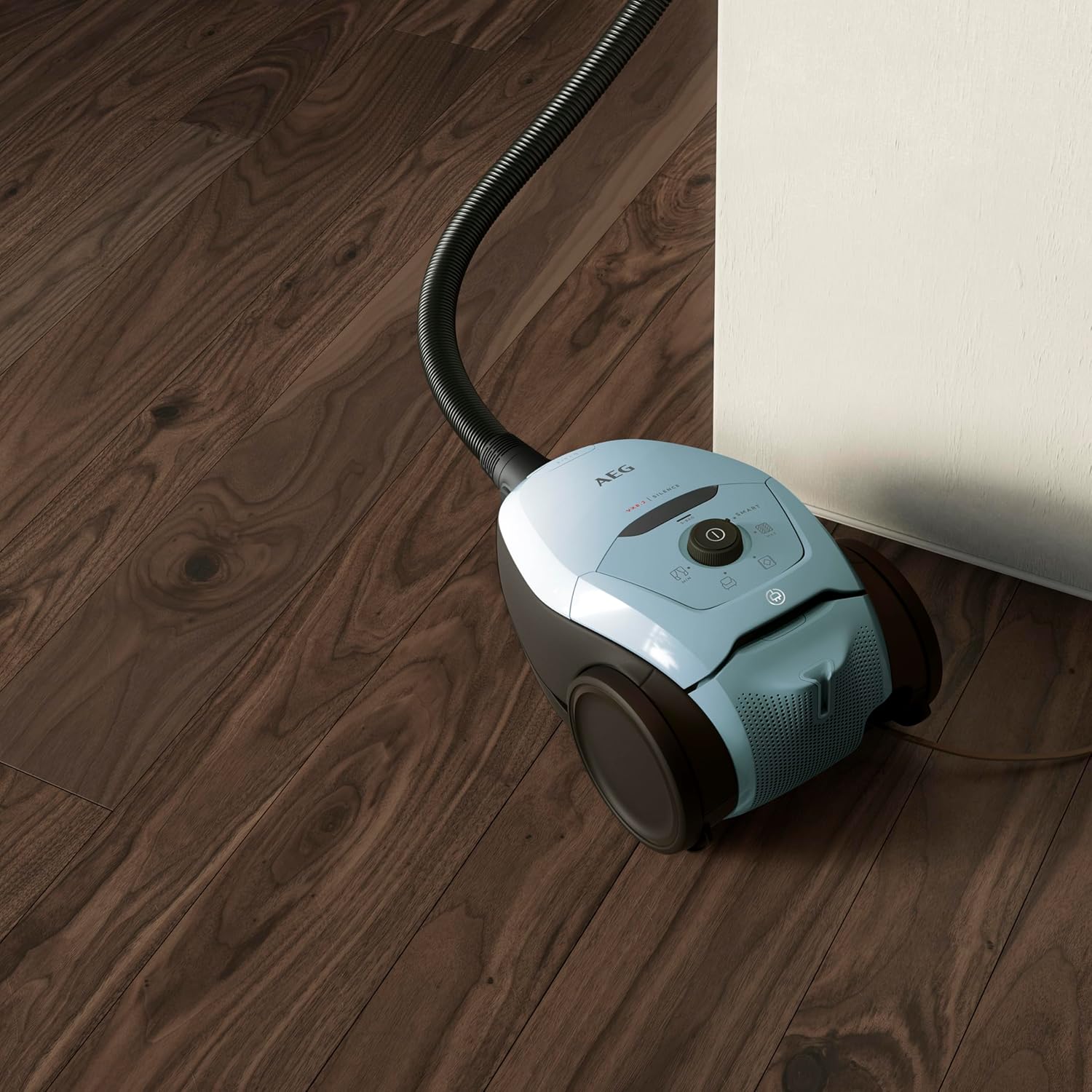 AEG VX82-1-4MB Staubsauger mit Beutel (Automatische Saugkraftregulierung, extrem leise auch auf Teppich, Aufnahme von großen + kleinsten Partikeln, langes Kabel, 55% Recyclingmaterial, 600W, hellblau)