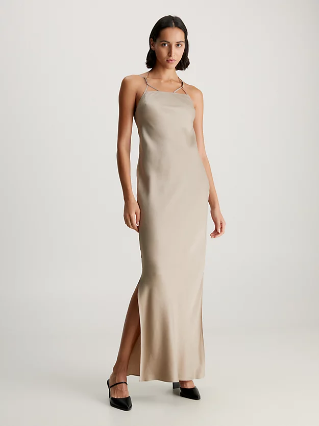 Vestido longo com decote nas costas em cetim.