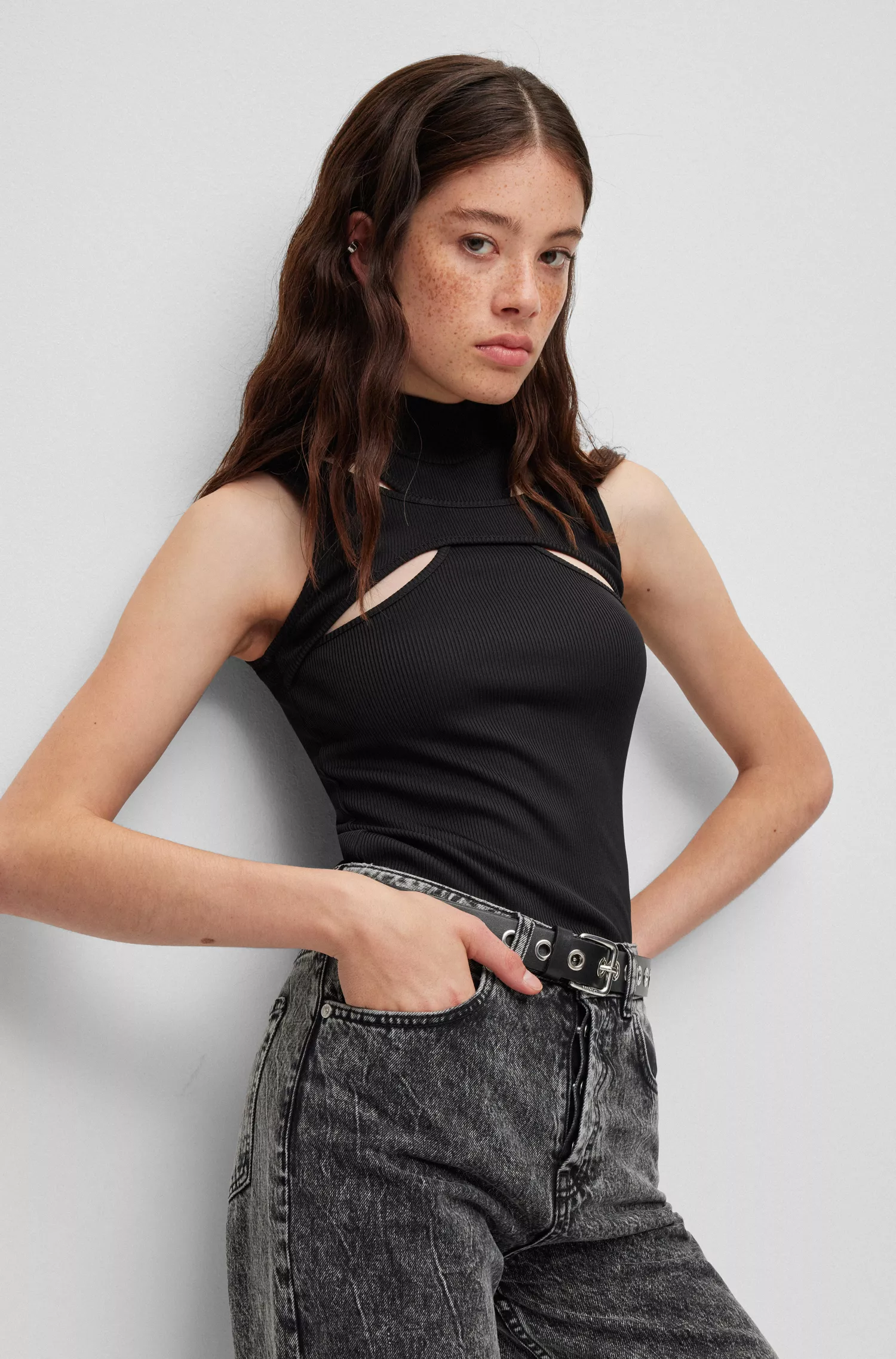 Blusa HUGO vermelha sem mangas com gola alta e detalhes vazados.