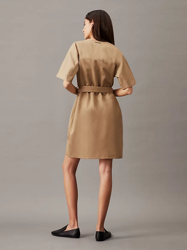 Vestido de linho oversized com cinto.
