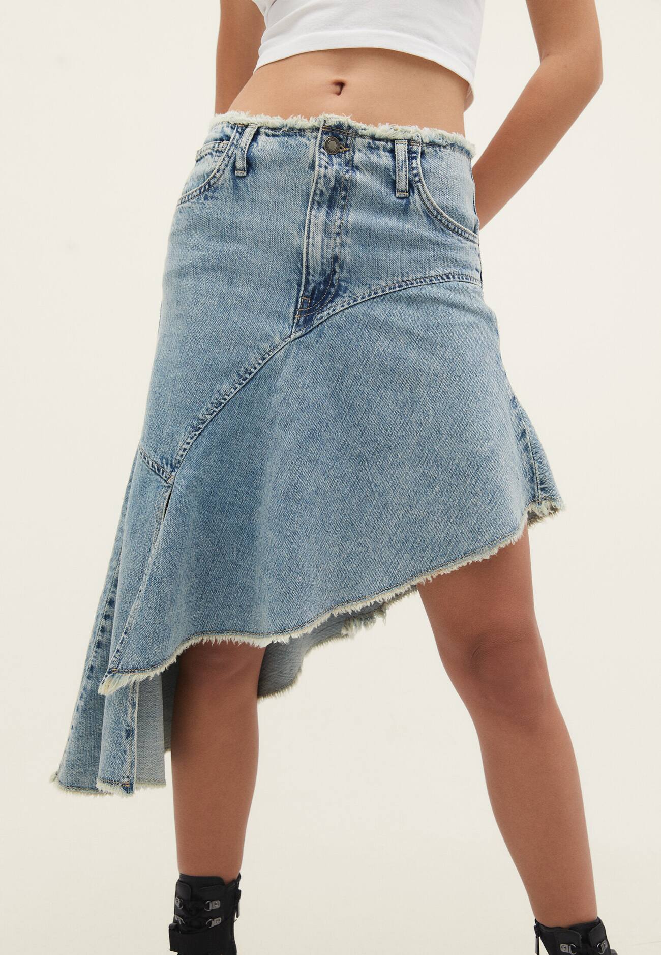 Saia jeans assimétrica com detalhe de babado