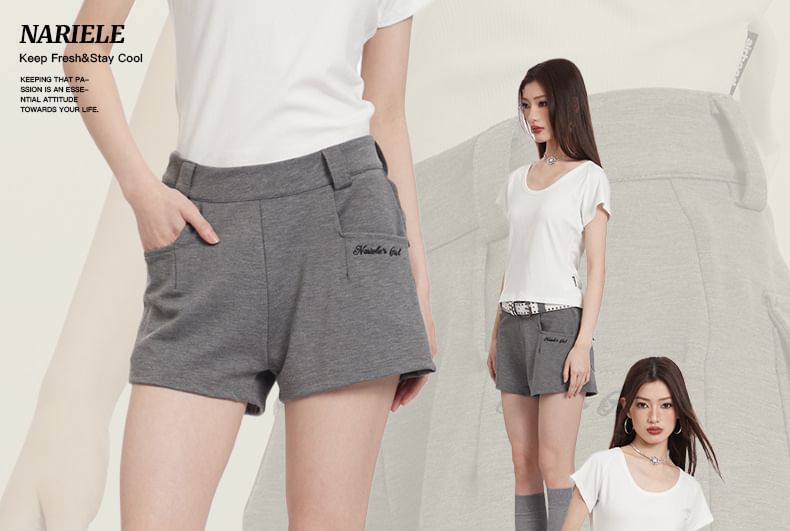 Nariele - Slim-fit minishort met lage taille, effen letters en borduursel