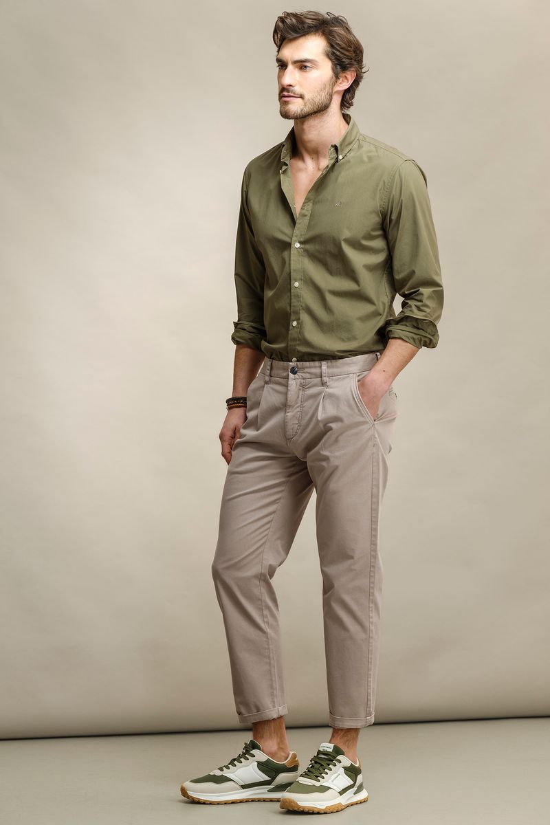 CALÇAS CHINO TAPERED FIT COM PINÇAS