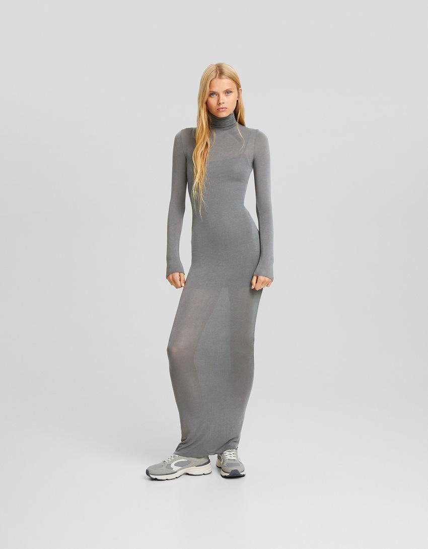 Vestido longo de gola alta e mangas compridas
