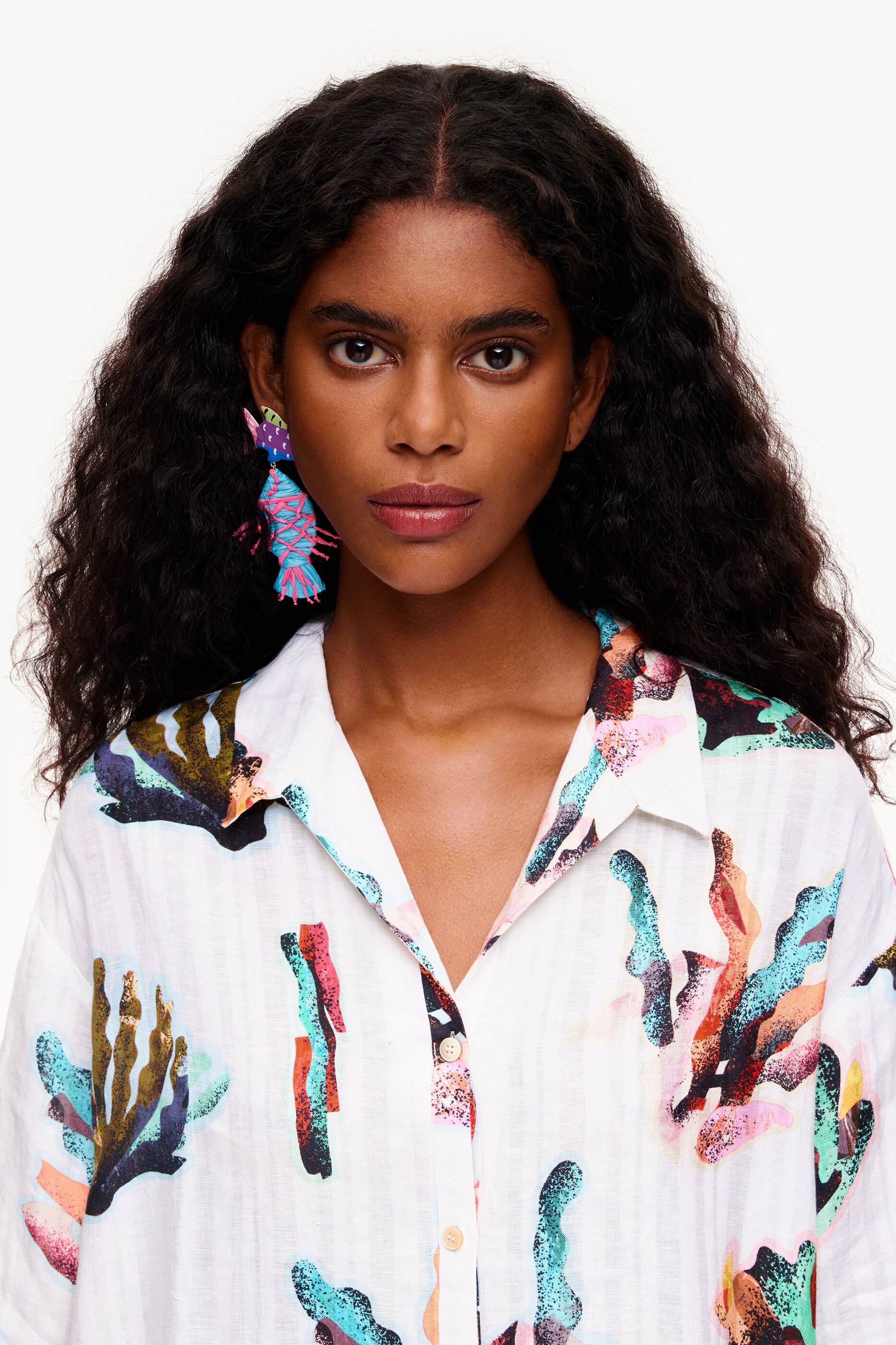 Camisa com estampa coral e marfim