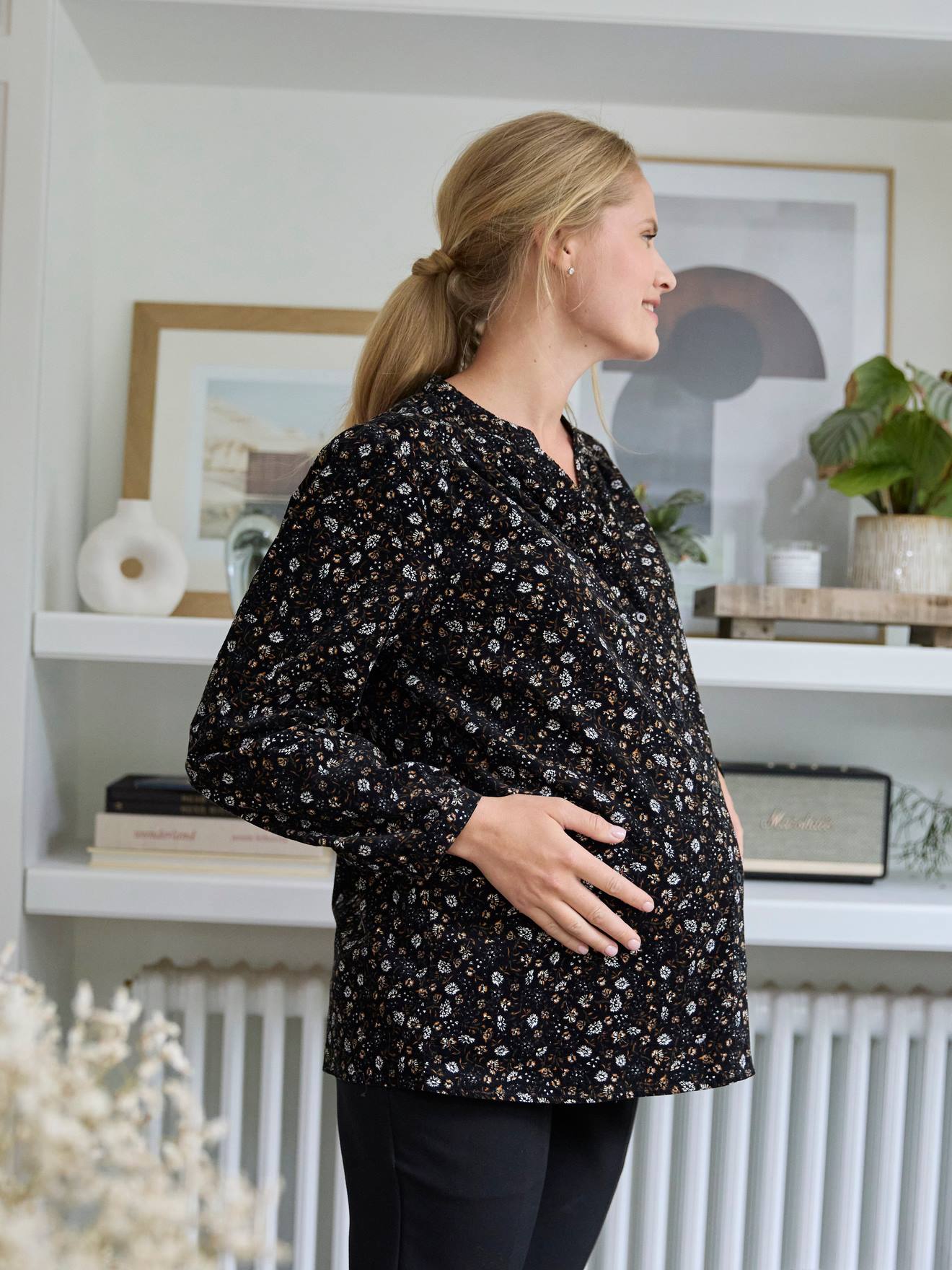 Blusa preta de veludo cotelê com estampa, ideal para gestantes e lactantes.