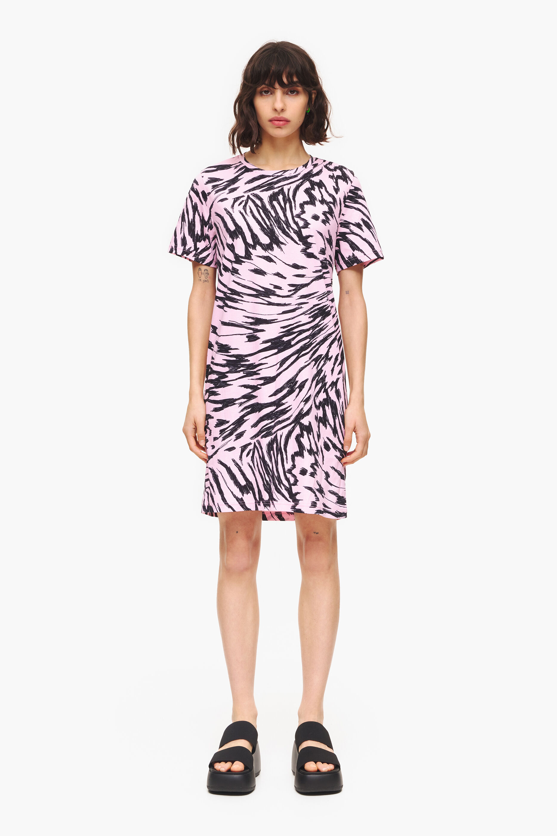 Vestido curto bicolor rosa com estampa de asa de borboleta