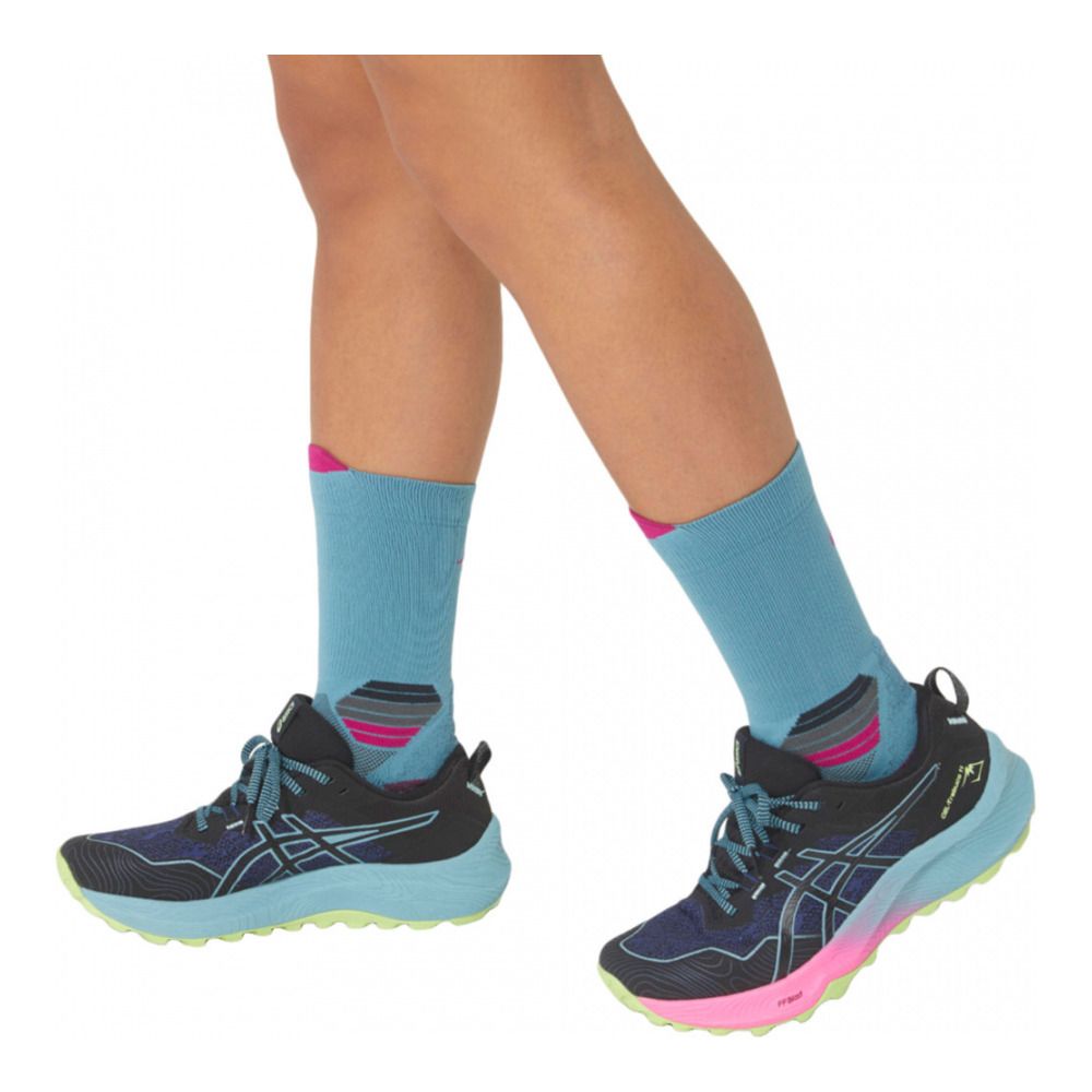 Asics FUJITRAIL RUN - Chaussettes sage/fuchsia red