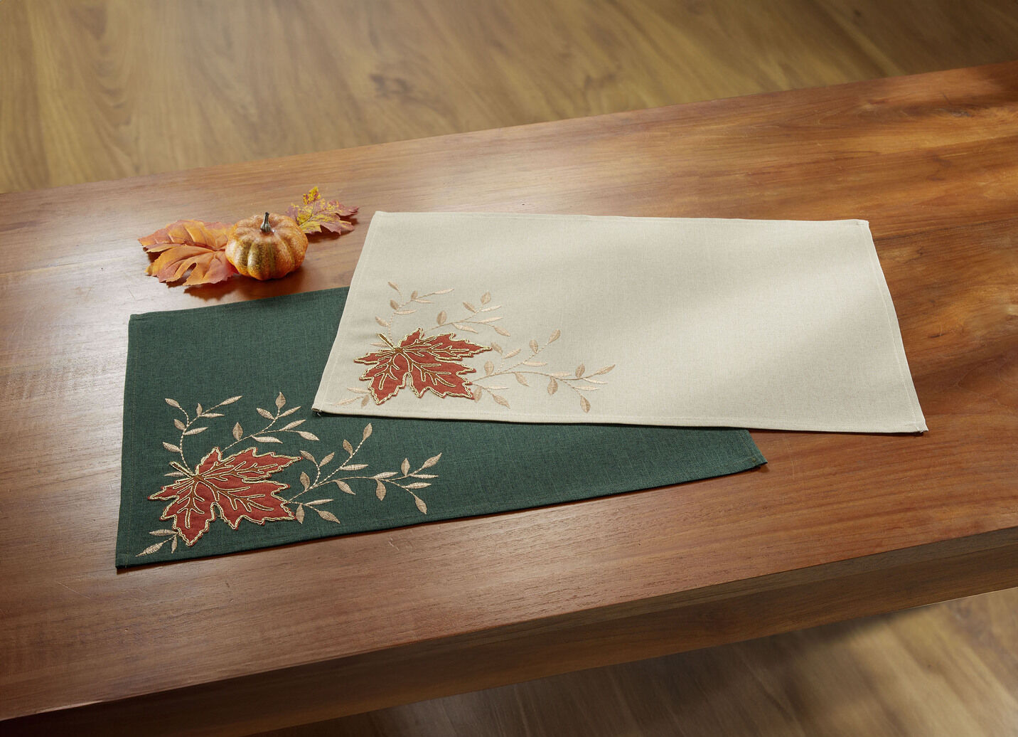 Herbstliche Tisch- und Raumdekoration mit aufwendigen Applikationen