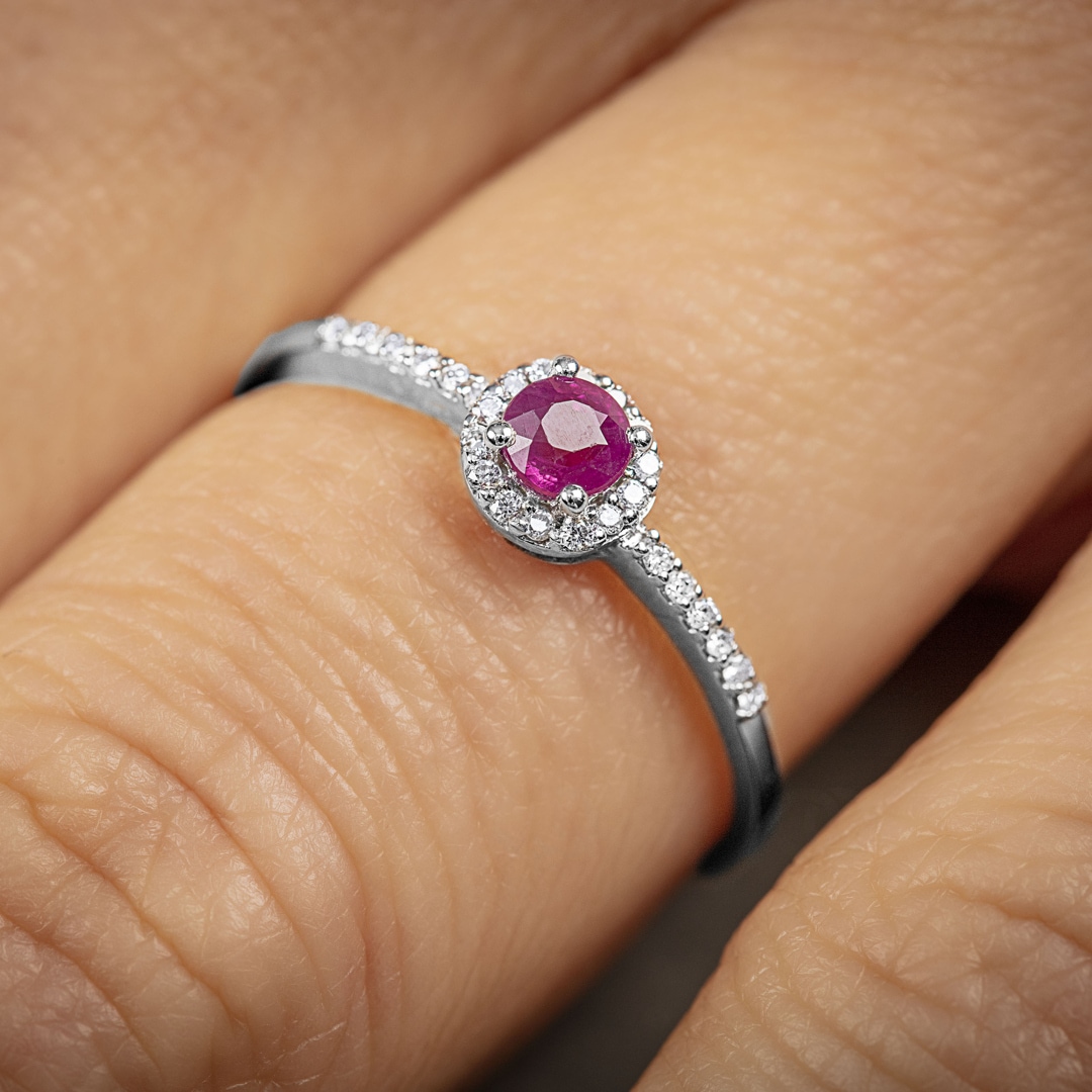 Damenring 750/18 K Weissgold mit Rubin rund und Diamanten 0.07 ct H/si