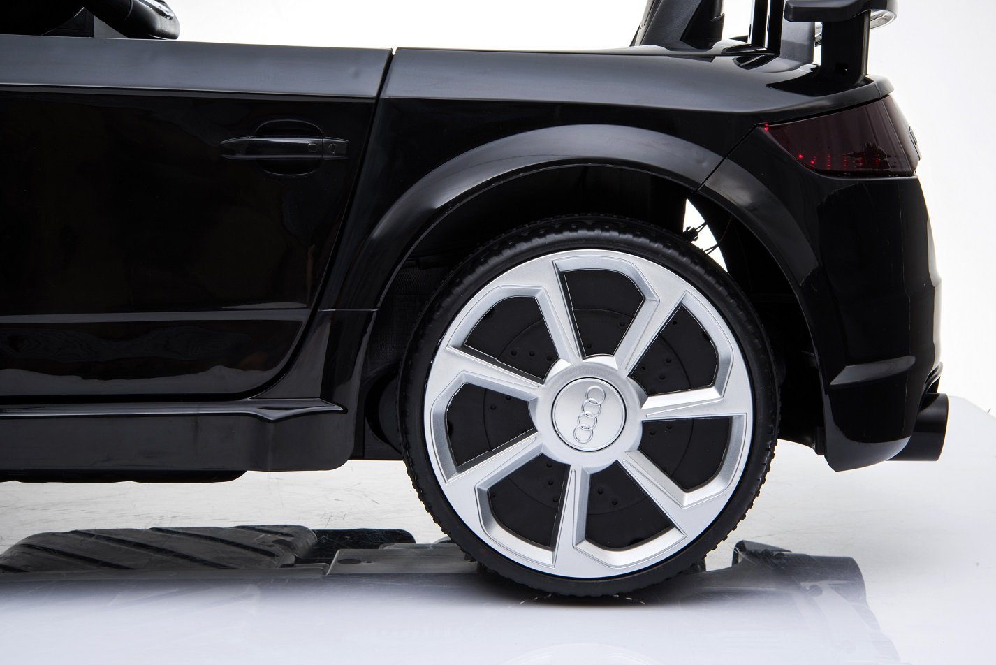 Carrinho Elétrico Infantil Audi TT RS Cabrio da Toys Store com Controle Remoto, USB e MP3, 2x30W, Capacidade de Carga 35 kg