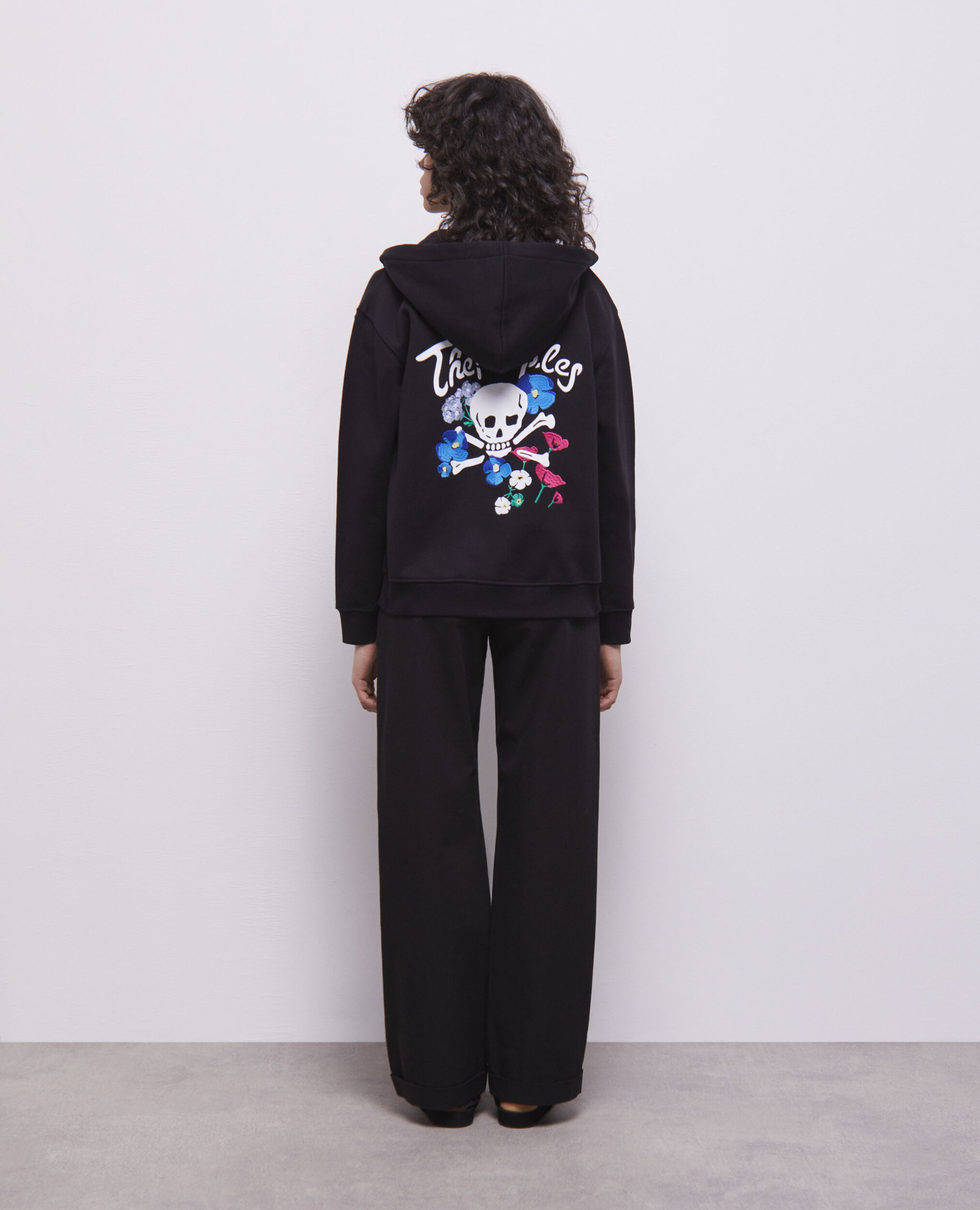 Sweatshirt à capuche noir zippé avec broderies