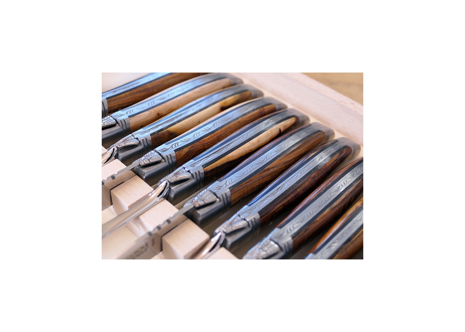 Service Laguiole de 24 pièces avec un manche en bois de pistachier et mitres en acier inoxydable
