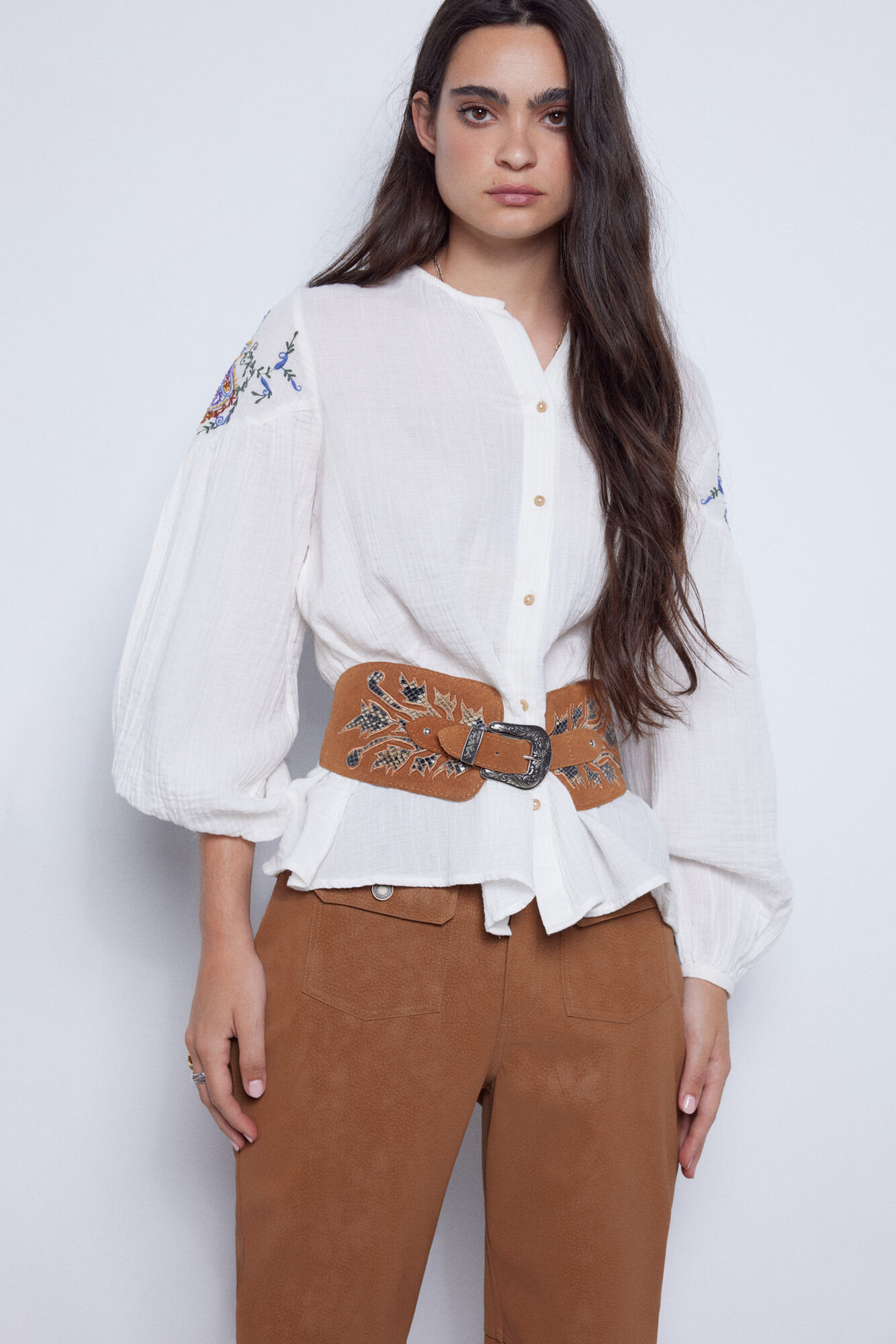 Blusa bordada com mangas compridas