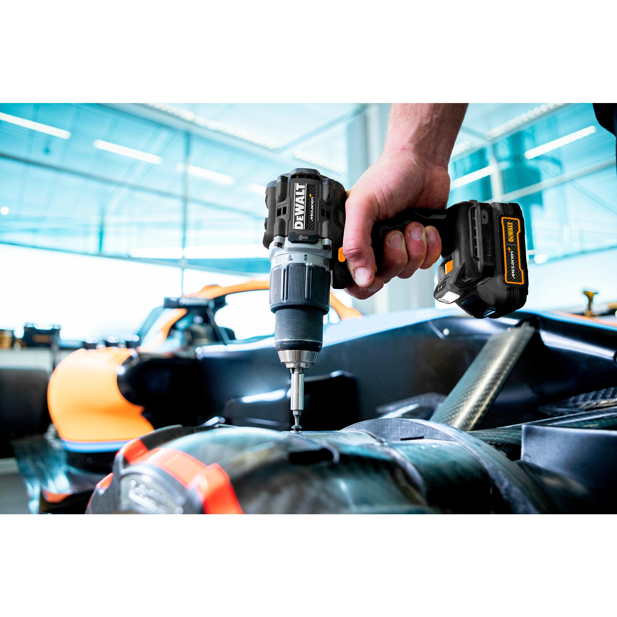 DeWalt Bohrschrauber Akku-Schlagbohrschrauber DCD85ME2GT, 18Volt, im McLaren Design
